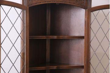 中古　イギリス　old charm(オールドチャーム) ステンドグラスがおしゃれなコーナーキャビネット(飾り棚)