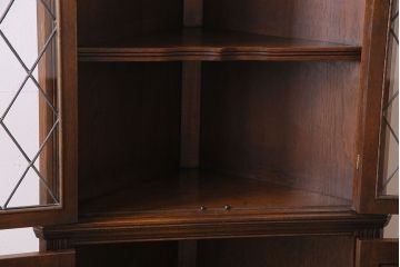 中古　イギリス　old charm(オールドチャーム) ステンドグラスがおしゃれなコーナーキャビネット(飾り棚)