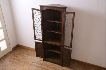 中古　イギリス　old charm(オールドチャーム) ステンドグラスがおしゃれなコーナーキャビネット(飾り棚)
