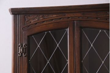 中古　イギリス　old charm(オールドチャーム) ステンドグラスがおしゃれなコーナーキャビネット(飾り棚)