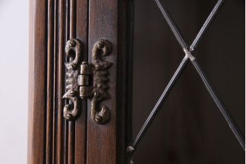 中古　イギリス　old charm(オールドチャーム) ステンドグラスがおしゃれなコーナーキャビネット(飾り棚)