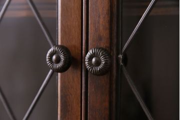中古　イギリス　old charm(オールドチャーム) ステンドグラスがおしゃれなコーナーキャビネット(飾り棚)