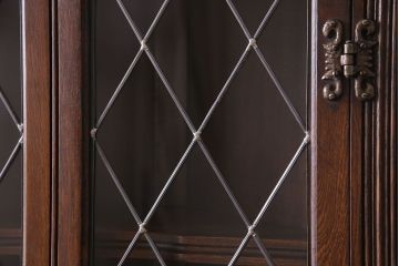 中古　イギリス　old charm(オールドチャーム) ステンドグラスがおしゃれなコーナーキャビネット(飾り棚)