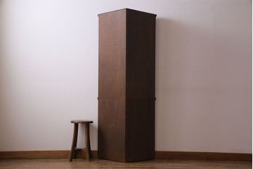 中古　イギリス　old charm(オールドチャーム) ステンドグラスがおしゃれなコーナーキャビネット(飾り棚)
