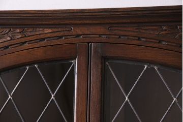 中古　イギリス　old charm(オールドチャーム) ステンドグラスがおしゃれなコーナーキャビネット(飾り棚)