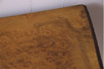 アンティーク雑貨　イギリスアンティーク　ウォールナット鳥眼杢材　細かな意匠が魅力のコンソールテーブル(サイドテーブル、花台)