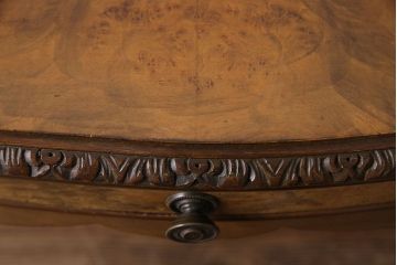 アンティーク雑貨　イギリスアンティーク　ウォールナット鳥眼杢材　細かな意匠が魅力のコンソールテーブル(サイドテーブル、花台)