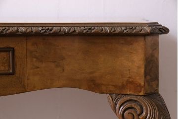 アンティーク雑貨　イギリスアンティーク　ウォールナット鳥眼杢材　細かな意匠が魅力のコンソールテーブル(サイドテーブル、花台)