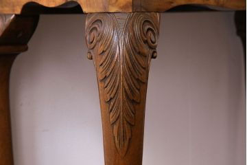 アンティーク雑貨　イギリスアンティーク　ウォールナット鳥眼杢材　細かな意匠が魅力のコンソールテーブル(サイドテーブル、花台)