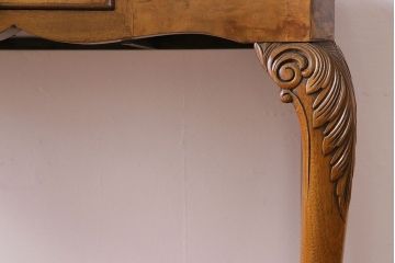 アンティーク雑貨　イギリスアンティーク　ウォールナット鳥眼杢材　細かな意匠が魅力のコンソールテーブル(サイドテーブル、花台)