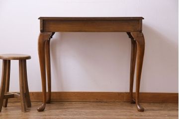 アンティーク雑貨　イギリスアンティーク　ウォールナット鳥眼杢材　細かな意匠が魅力のコンソールテーブル(サイドテーブル、花台)