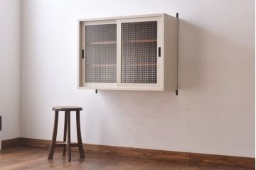 ラフジュ工房オリジナル　チェッカーガラス入り　ホワイトペイントのウォールシェルフ(壁付け戸棚、収納棚)