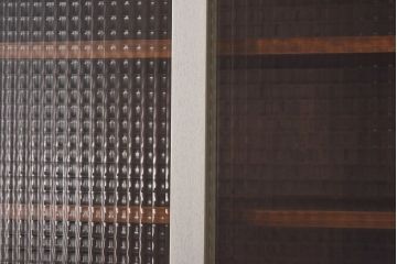 ラフジュ工房オリジナル　チェッカーガラス入り　ホワイトペイントのウォールシェルフ(壁付け戸棚、収納棚)