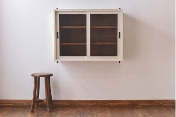 ラフジュ工房オリジナル　チェッカーガラス入り　ホワイトペイントのウォールシェルフ(壁付け戸棚、収納棚)