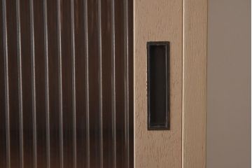 ラフジュ工房オリジナル　モールガラス入り　ベージュペイントのウォールシェルフ(壁付け戸棚、収納棚)