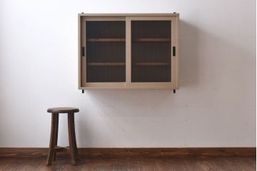 ラフジュ工房オリジナル　モールガラス入り　ベージュペイントのウォールシェルフ(壁付け戸棚、収納棚)