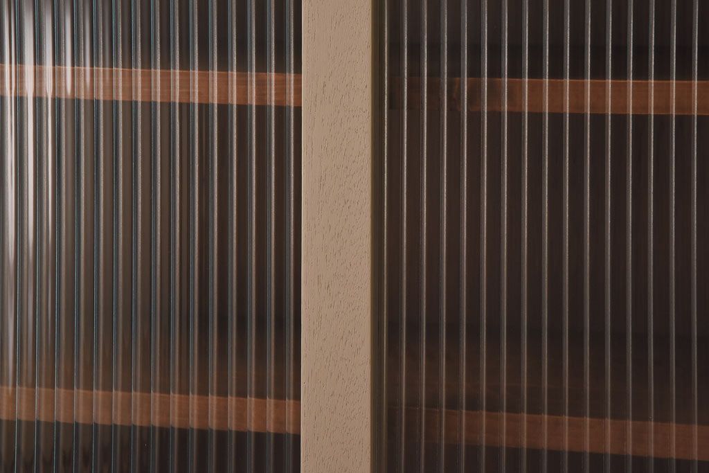 ラフジュ工房オリジナル　モールガラス入り　ベージュペイントのウォールシェルフ(壁付け戸棚、収納棚)