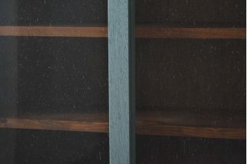 ラフジュ工房オリジナル　気泡ガラス入り　ブルーペイントのウォールシェルフ(壁付け戸棚、収納棚)