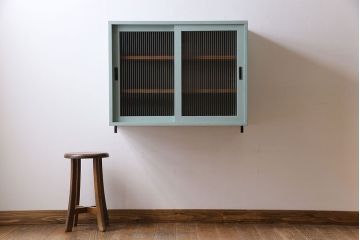 ラフジュ工房オリジナル　モールガラス入り　淡いグリーンペイントのウォールシェルフ(ウォールキャビネット、壁掛け収納棚、戸棚)