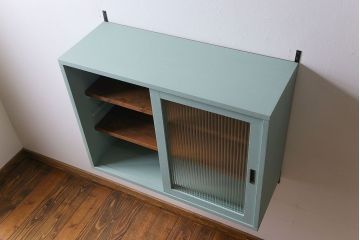 ラフジュ工房オリジナル　モールガラス入り　淡いグリーンペイントのウォールシェルフ(ウォールキャビネット、壁掛け収納棚、戸棚)