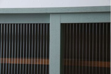 ラフジュ工房オリジナル　モールガラス入り　淡いグリーンペイントのウォールシェルフ(ウォールキャビネット、壁掛け収納棚、戸棚)
