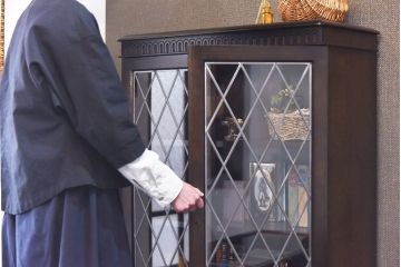 ヴィンテージ家具　【展示品】イギリスビンテージ　ニレ材　ステンドグラスが魅力のシックな本箱(収納棚、キャビネット)
