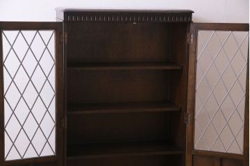 ヴィンテージ家具　【展示品】イギリスビンテージ　ニレ材　ステンドグラスが魅力のシックな本箱(収納棚、キャビネット)