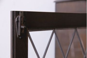 ヴィンテージ家具　【展示品】イギリスビンテージ　ニレ材　ステンドグラスが魅力のシックな本箱(収納棚、キャビネット)