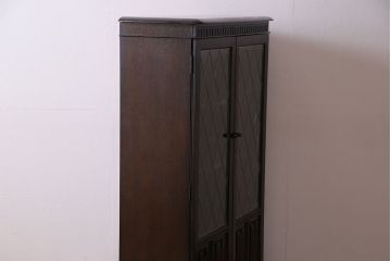 ヴィンテージ家具　【展示品】イギリスビンテージ　ニレ材　ステンドグラスが魅力のシックな本箱(収納棚、キャビネット)