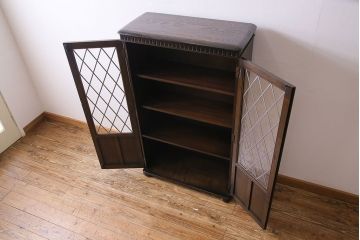 ヴィンテージ家具　【展示品】イギリスビンテージ　ニレ材　ステンドグラスが魅力のシックな本箱(収納棚、キャビネット)