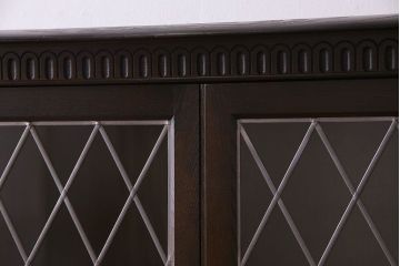 ヴィンテージ家具　【展示品】イギリスビンテージ　ニレ材　ステンドグラスが魅力のシックな本箱(収納棚、キャビネット)