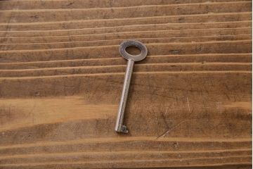 ヴィンテージ家具　【展示品】イギリスビンテージ　ニレ材　ステンドグラスが魅力のシックな本箱(収納棚、キャビネット)