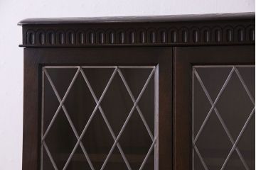ヴィンテージ家具　【展示品】イギリスビンテージ　ニレ材　ステンドグラスが魅力のシックな本箱(収納棚、キャビネット)