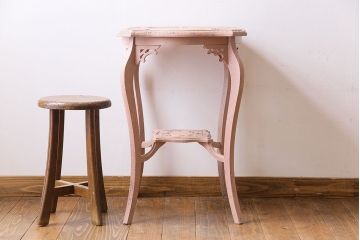 ペイント家具　ピンクのペイントが愛らしいサイドテーブル(コーヒーテーブル、花台)