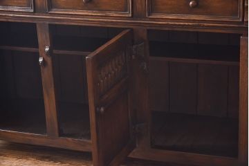 ヴィンテージ家具　イギリスビンテージ　オーク材　濃淡が味わい上質なカップボード(食器棚、飾り棚)