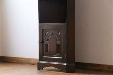 ヴィンテージ家具　イギリスビンテージ　シックで落ち着いた雰囲気のコーナーキャビネット(飾り棚、シェルフ)