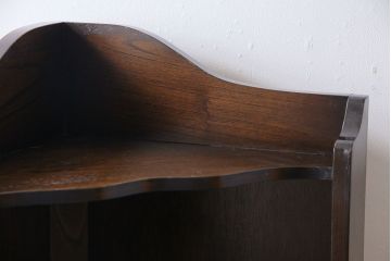 ヴィンテージ家具　イギリスビンテージ　シックで落ち着いた雰囲気のコーナーキャビネット(飾り棚、シェルフ)