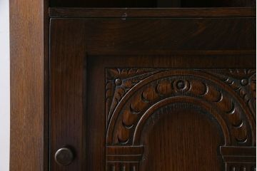 ヴィンテージ家具　イギリスビンテージ　シックで落ち着いた雰囲気のコーナーキャビネット(飾り棚、シェルフ)