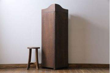 ヴィンテージ家具　イギリスビンテージ　シックで落ち着いた雰囲気のコーナーキャビネット(飾り棚、シェルフ)