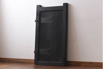 ジャンク品　総ケヤキ材　渋さを醸し出す古い門扉のくぐり扉(建具、ドア)