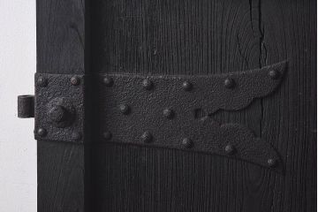 ジャンク品　総ケヤキ材　渋さを醸し出す古い門扉のくぐり扉(建具、ドア)