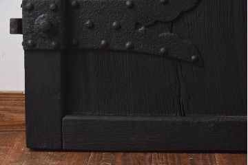ジャンク品　総ケヤキ材　渋さを醸し出す古い門扉のくぐり扉(建具、ドア)
