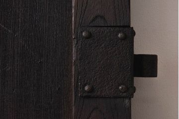 ジャンク品　総ケヤキ材　渋さを醸し出す古い門扉のくぐり扉(建具、ドア)