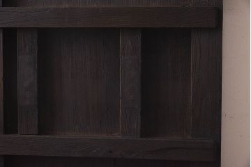 ジャンク品　総ケヤキ材　渋さを醸し出す古い門扉のくぐり扉(建具、ドア)