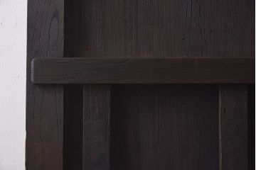 ジャンク品　総ケヤキ材　渋さを醸し出す古い門扉のくぐり扉(建具、ドア)