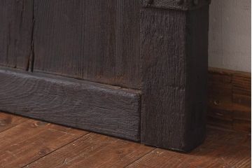 ジャンク品　総ケヤキ材　渋さを醸し出す古い門扉のくぐり扉(建具、ドア)