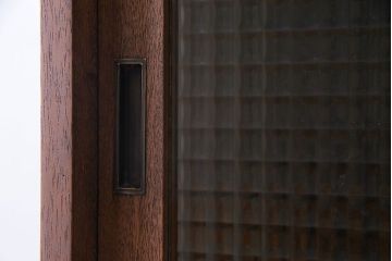 ラフジュ工房オリジナル　チェッカーガラス入り　古材を活かしたウォールシェルフ(ウォールキャビネット、壁掛け収納棚、戸棚)