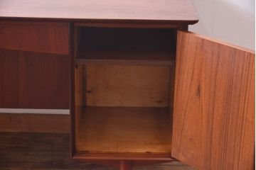 ヴィンテージ家具　北欧ビンテージ　両面収納　チーク材の褐色が美しいワークデスク(オフィスデスク、両袖机、在宅ワーク、在宅用)