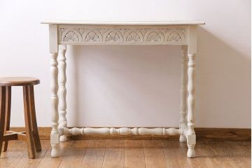 アンティーク家具　イギリスアンティーク　素朴な彫りが愛らしいアイボリーペイントのサイドテーブル(テーブル、コーヒーテーブル、花台)