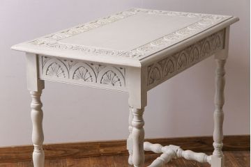 アンティーク家具　イギリスアンティーク　素朴な彫りが愛らしいアイボリーペイントのサイドテーブル(テーブル、コーヒーテーブル、花台)